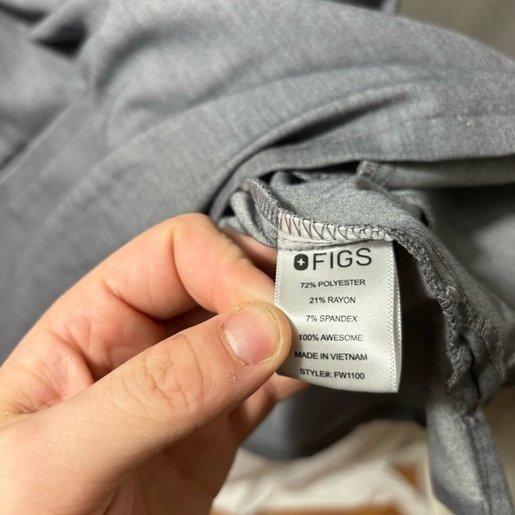 Figs Women’s Large Grey Technical Collection Casma Three Pocket Scrub Top - Picture 4 of 4